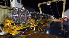 Cinco detectores del observatorio de neutrinos ARCA a bordo de un barco, listos para su despliegue en las profundidades del mar