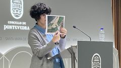 La portavoz del gobierno local, Anabel Gul�as, muestra una imagen de la zona en la que se construir� el nuevo vial