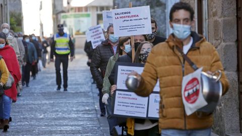 Manifestaci�n de hosteleros y comerciantes de Caldas por las medidas anti Covid