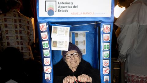 La abuela Manoli disfrazada de administraci&oacute;n en el Teatro Real. 