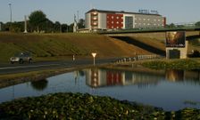 El establecimiento, ubicado en Bergazos, es el �nico de cuatro estrellas en el municipio de Lal�n. 