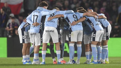 Los jugadores del Celta se conjuran antes del partido en el Camp Nou