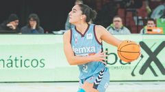 Paula Salinas con el bal�n en un partido del Celta de la Liga Challenge