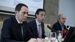 Ferro, de Abanca; Otero, de Afundaci�n; y el coordinador del informe, Alberto Meixide
