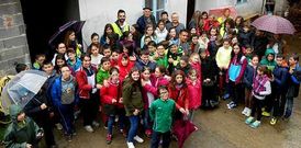 Los ni�os posaron rodeando a Asunci�n Antelo y en compa��a de sus profesores. 