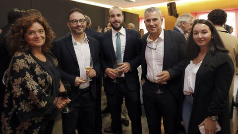 La subdirectora de la Fundación Santiago Rey Fernández-Latorre, María José Arrojo, el director de Estrategia Digital de la Corporación Voz de Galicia, Tomás García, el director de La Voz de Asturias, Luis Fernández, el gerente de Canal Voz de la Corporación Voz de Galicia, Manuel Moreno y la redactora de La Voz de Asturias, Esther Rodríguez, en los Encuentros en el Eo, celebrados en Viveiro