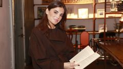 Sara V. Alam�n con su libro �Diez�, que present� en A Coru�a