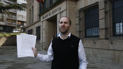En la oposición Jácome era muy critico con las ayudas sociales del Concello. En el 2015 (en la foto) presentó una denuncia en el juzgado de guardia al entender que el acuerdo regulador del personal presentaba indicios de malversación y prevaricación. No tuvo recorrido.