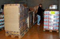 La teniente de alcalde, Marina Cabaleiro, en el banco de alimentos de Salceda.