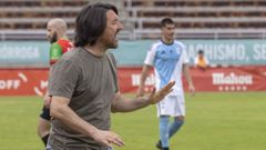 Secho, dando instrucciones a sus jugadores en un momento del partido