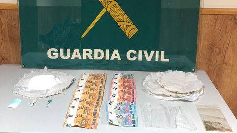 Imagen de la droga y el dinero incautados en A R�a.