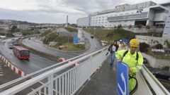 Los obreros, en el Chuac recogiendo la se�alizaci�n tras la demolici�n del escal�xtric sobre la avenida de A Pasaxe (AC-12)