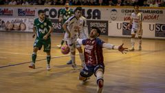 Sch&uuml;tt, que no estar&aacute; en el partido de hoy, realiza una parada en el partido de la primera vuelta en el Agust&iacute;n Mour&iacute;s.