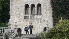 DESCUBRIENDO LOS BIENES. La imagen es del 11 de noviembre, cuando se inici el inventario del pazo de Meirs. Ese da fue clave para lo que aconteci despus. La Abogaca del Estado (en la foto, su jefe en Galicia, Javier Surez) descubri todos los bienes que haba en el interior de la fortaleza de Meirs e inmediatamente solicit que se inventariase todo lo que all haba: cruceiros, cuadros, pilas bautismales, retablos, tapices...