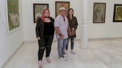 Joaqu�n Moldes, en el centro junto a sus hijas, en una exposici�n abierta este mes en el Centro Cultural de La Diputaci�n