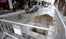 La perforaci�n de la v�a comenz� ayer, tras el vallado y traslado de los coches aparcados.