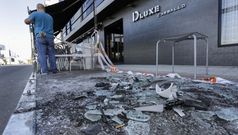 Un operario retir� ayer los restos de los cristales de la terraza. 