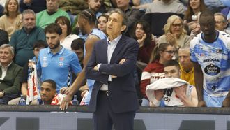 Luis Casmiro, con gesto de preocupaci&oacute;n, en el banquillo del Pazo durante el partido ante el Barcelona.