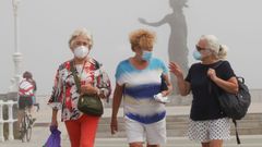 El Muro de de Gij�n, con la playa de San Lorenzo cubierta de niebla