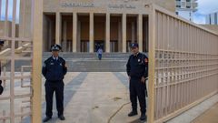 Dos agentes de polic�a a la entrada del tribunal que revis� las condenas de los agresores sexuales