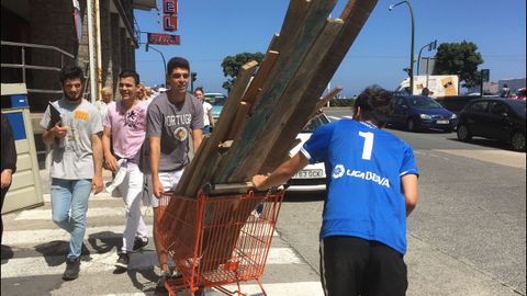 San Juan A Coru�a: carretando le�a para la playa 