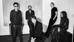 Mat Osman, segundo por la derecha, es el bajista del grupo Suede
