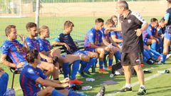 Juan Sabas da indicaciones durante la pretemporada de 2017