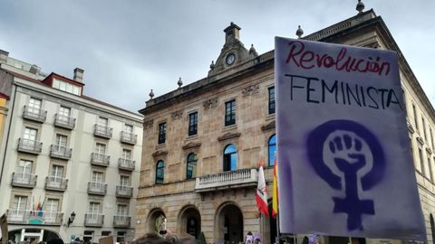 Concentracin feminista ante el Ayuntamiento de Gijn