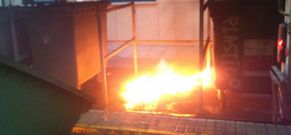 Bomberos de Barreiros apagaron el fuego en el �ltimo contenedor que ardi�, en la calle Trapero Pardo. 