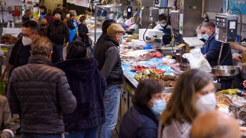 Gente comprando marisco este mi�rcoles en plaza de Lugo