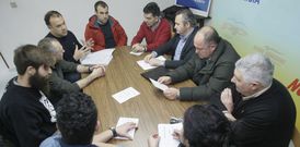 Diputados del PP se reunieron ayer en la sede de Viveiro con los miembros del comit� de empresa. 