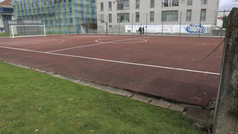 Un ni�o se clava una jeringuilla con hepatitis C en el jard�n del Gil Casares