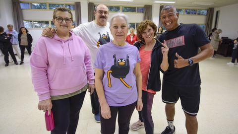 Los alumnos de bailoterapia Ana Mar�a Fraga, Xos� Carlos Morgade, Benilde V�zquez y Mari Carmen Pintos, con su profesor, Luciano Ricardo Gomes (a la derecha)