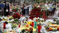 Numerosas personas han depositado flores esta tarde en el mosaico de Mir en Las Ramblas en recuerdo de las victimas de los atentados del 17-A en Barcelona y Cambrils en el primer aniversario de los atentados terroristas