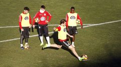 Dami� Sabater espera turno junto a Calavera y Leuko para tirar un penalti en un entrenamiento celebrado en O Ceao.