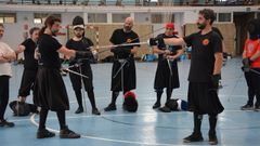 Miembros de ACADE practican esgrima hist�rica