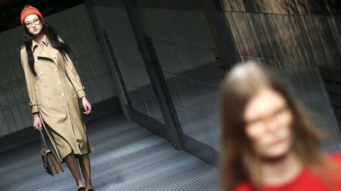 Una modelo con los diseños de Gucci.