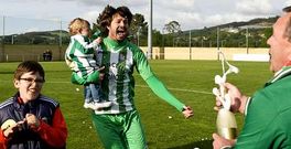David Franch con su hijo Pablo en los brazos. 