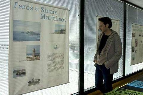 Los ni�os de Tordoia disfrutan de un verano distinto en el campamento urbano; Un visitante observa la exposici�n sobre el mar en Ordes.