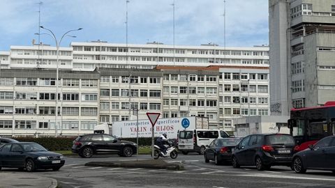 El cami�n accidentado en la rotonda de Matogrande