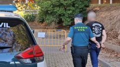 El arrestado, con las esposas puestas, vecino de Vilaboa y de 47 años de edad.