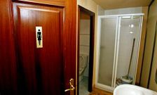 Los t�cnicos de la base de Mar�n comparten este ba�o con ducha con otros negocios.