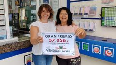 La responsable del punto de venta, Laura �lvarez ?izquierda? con la ganadora del premio, Mar�a de los �ngeles Illanes 