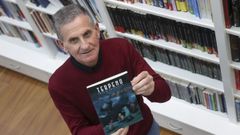 Emilio Tresgallo con su libro Terpeno, ayer en la Central Librera de Ferrol.