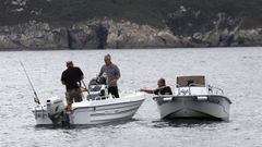 Pescadores recreativos en la ra de Viveiro, en una imagen del verano del 2023