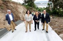 El concejal de Medio Ambiente y la delegada de la Xunta, con la presidenta de los vecinos de Nosti�n