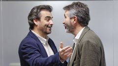 El conselleiro de Presidencia, Diego Calvo, y el presidente de la Fegamp y alcalde de Vilagarc�a, Alberto Varela, se saludan.