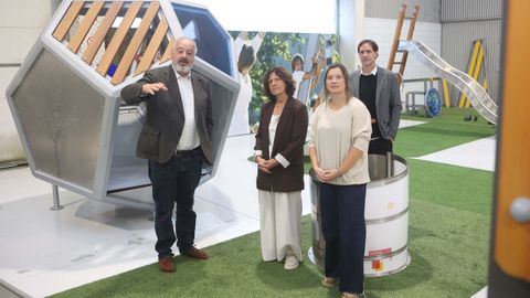 Jos Manuel Iglesias, al frente del grupo, con las diputadas ayer