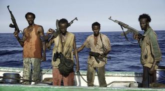 &laquo;Capit&aacute;n Phillips&raquo; recrea el secuestro de un barco por piratas somal&iacute;es.
