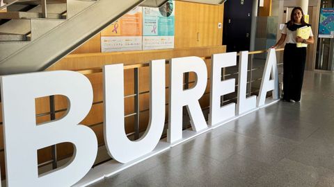 Carmela López, alcaldesa de Burela, en el interior del consistorio